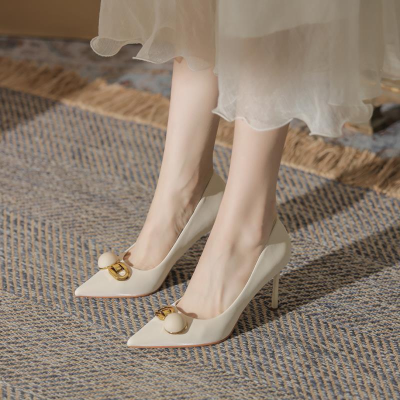 Scarpe con tacco a spillo e punta affusolata bianche in stile francese, versatili e adatte a molte occasioni