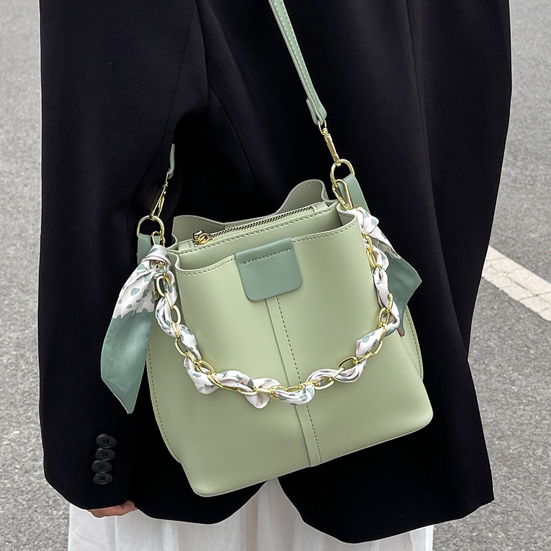 Nuova borsa a secchiello a tracolla con catena, dal design originale e alla moda